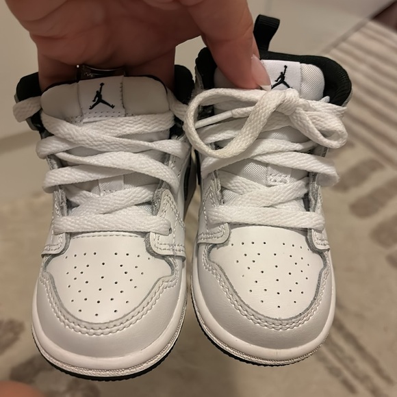 Jordan 1 MID - Picture 2 of 5